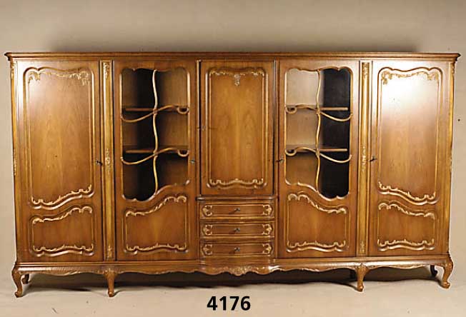 Prunkschrank, Warrings Bayreuth B, um 1995, Korpus Weich- und Hartholz, komplett auf Rahmen gearbeitet, Nussbaum massiv, Nussbaum- furnier z.T. ...