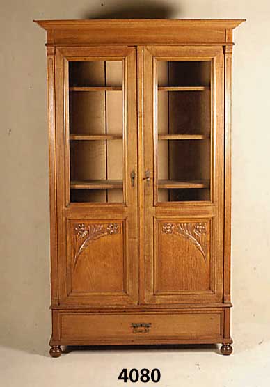 BÜcherschrank, deutsch, um 1900/10, Korpus Weichholz, Eiche, nußbaumfurniert, Inlets abstrakt floral aus dem Vollholz geschnitzt, Lisenen 5-fach ...