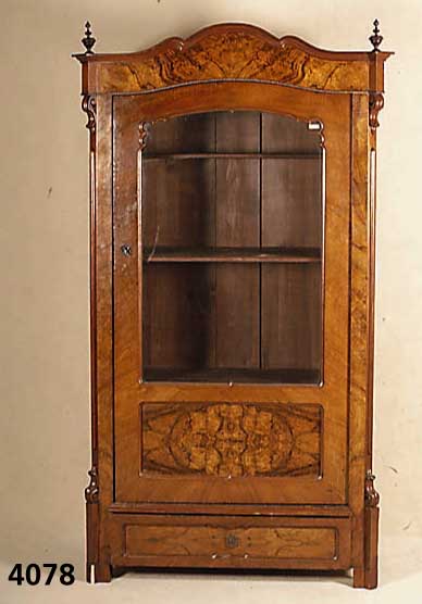 Vitrinenschrank, mitteldeutsch, um 1860, Korpus Weichholz, Wurzelnußfurnier gespiegelt, sogen. BrezelfÜllungen, sehr lebhaftes Bild, BeschlÄge ...