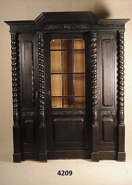 Dielenschrank, deutsch, um 1900, Korpus Weichholz, Eiche massiv, 3-fach gegliedert, SÄulen gedreht, freistehend, Fußteil 4-schÜbig , orig. ...