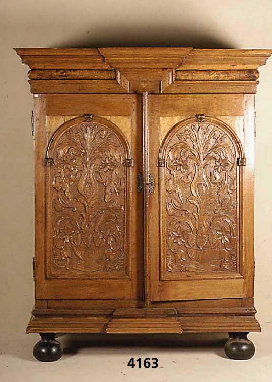 Kleiderschrank, Holland, um 1770/80, Eiche massiv, qualitÄtvolle Schnitzereien, Fortuna, Blumen, BlÜten, Schmetterlinge, Trauben, Kopf u. Fuß ...