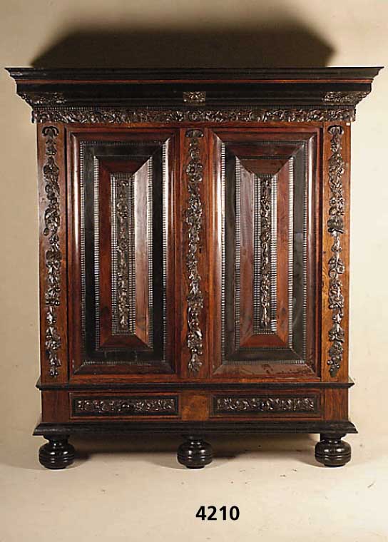 Kissenschrank, Niederlande, um 1840/50, Korpus Weichholz Eiche, Palisanderfurnier auf Eiche gearb., aufges. Schnitzereien mit Blumen und ...