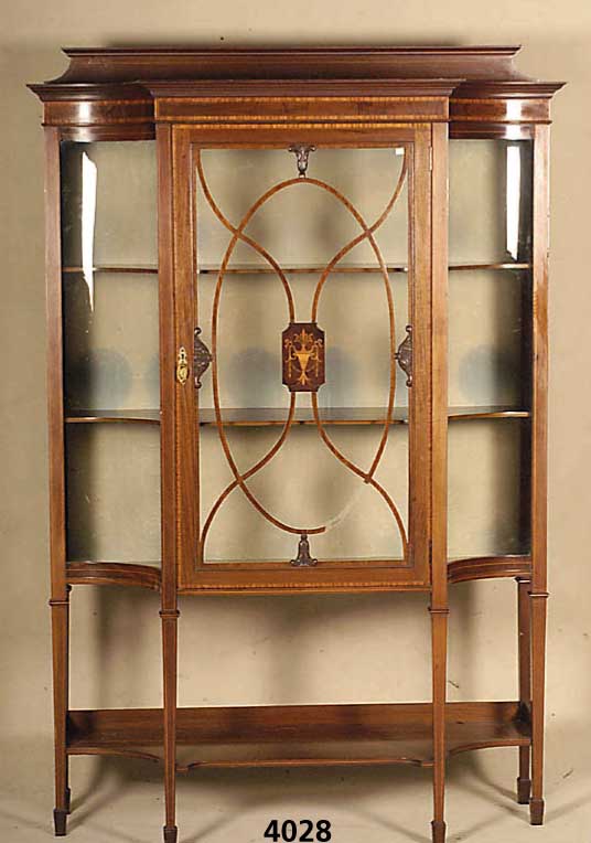 Sammlervitrine, England, um 1900, Mahagoni, teilmassiv, z.T. furniert, linke u. rechte Scheibe elegant nach innen gebogen, ca. 185x 125x47 cm