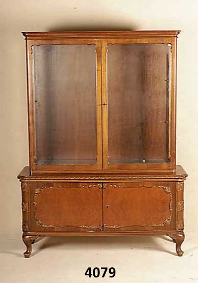 Glasvitrine, deutsch, um 1920, Buche/Nuß- baumfarben, schÖnes Wurzelnußfurnier, abge- rundete Ecken, wohnfertig, ca. 173x130x43 cm