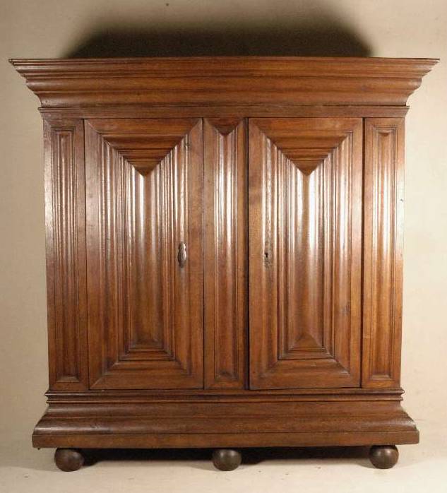 Wellenschrank, Hessen, um 1870, Eiche massiv , zweitÜriger Korpus mit kassetierten TÜren u. entsprechenden Lisenen, gewulsteter Überra- gender ...
