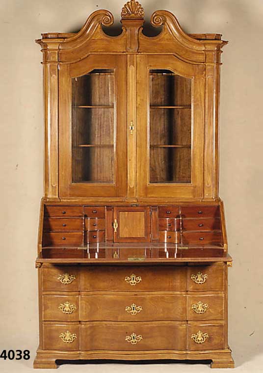 AufsatzsekretÄr/Vitrinenschrank, Niederlande, um 1790, Korpus Eiche massiv, bzw. Weichholz , Furnier Mahagoni, 3 schÜbiges Unterteil, 5- fach ...