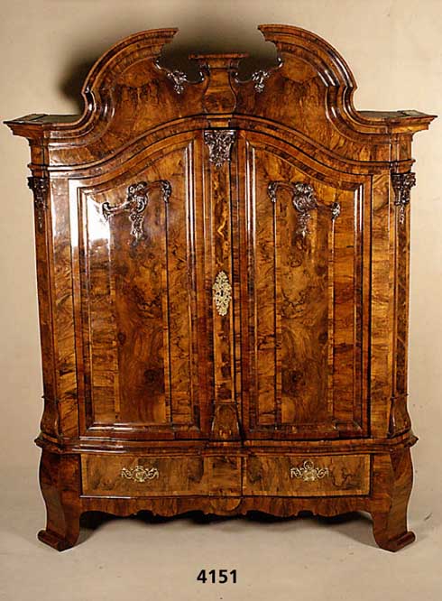 Dielenschrank, Schleswig-Holstein, um 17440/50 Korpus Eiche/Weichholz massiv, Front in sich doppelt geschweift, auf Rahmen gearbeitet ...