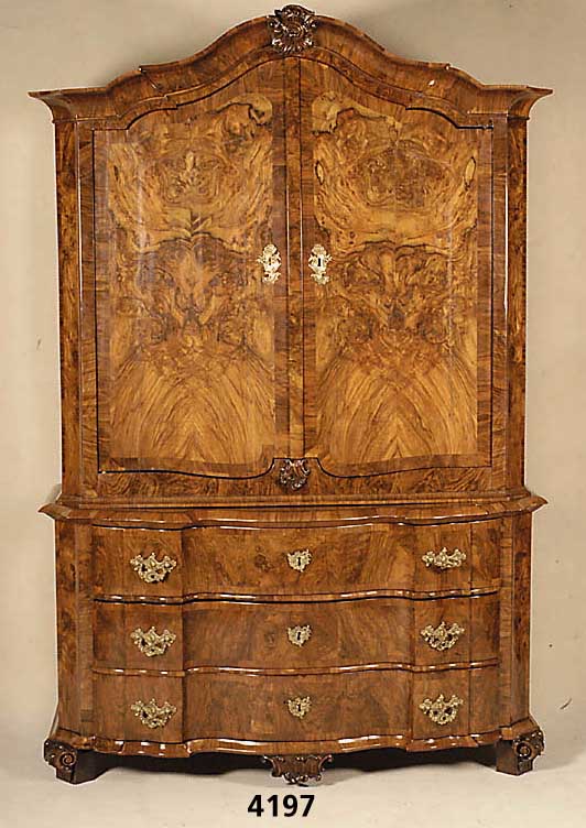Braunschweiger Aufsatzschrank, um 1750, Korpus teils Eiche massiv, teils Weichholz, auf Rahmen gearbeitet, Front des Unterteils 3 -fach ...