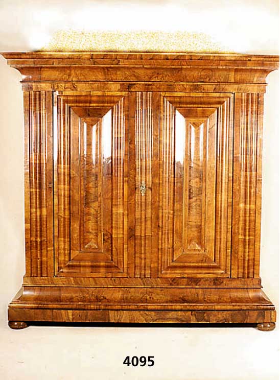 Frankfurter Wellenschrank, um 1740, Korpus Weichholz, Wurzelnussfurnier, querfurniert, auf Rahmen gearbeitet, Lisenen doppelt geschweift und ...