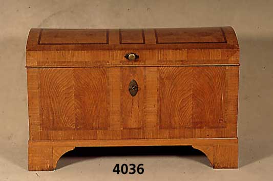 Buckeltruhe, sÜddeutsch um 1820/30, Korpus Weichholz, orig. Schloß u. BeschlÄge, Doku- mentenfach, dichtes RÜsterfurnier mit Mahago- ...