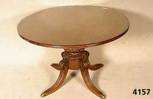 Runder Prunktisch, florentinischer Stil, 50er/60er Jahre, Korpus Weichholz, Buche massiv, SÄule balusterfÖrmig, reich beschnizt, 4 AuslÄufer mit ...