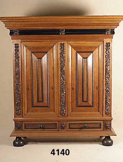 Kissenschrank, Holland, um 1950/60, Korpus z. T. Weichholz, Eiche- und Palisanderfurnier, Kopf 5-fach getreppt, Fuß entsprechend, mit 2 ...