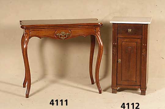 Spieltisch, Louis Philippe, deutsch, um 1860, Mahagoni massiv, Mahagonifurnier, Pyrami- denmahagonifurnier gespiegelt, Platte seit- lich und ...