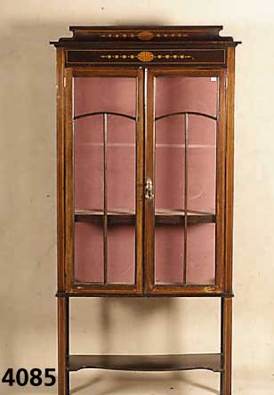 Vitrine,England, um 1910/20, Korpus Weich- holz/Hartholz, Mahagoni furnier, bunte Ein- legehÖlzer, Mahagoni und Birke, z.T. grÜn ein- gefÄrbt, ...