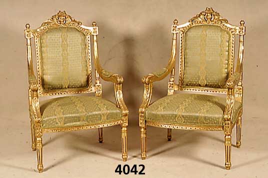 2 goldfarbige Sessel, Italien, 60er/70er Jahre , Louis XV, Buche massiv, geschnitzt, ge- stuckt, vergoldet, Seiten und RÜcken geschwungen, reich ...