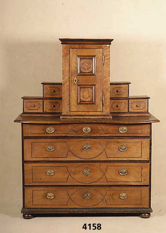 Kommode mit Aufsatzteil, sÜddeutsch, um 1790/ 1810, Korpus Weichholz/Hartholz, Front Nuß- baum massiv, mit sparsam geometrisierender ...