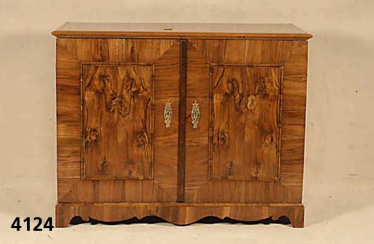 UrsprÜnglich FÄcherschrank, sÜddeutsch, um 1770/80, fÜr Kunstdrucke bzw. Sammlerschrank , auf Rahmen gearbeitet, Wurzelnußfurnier ge- ...