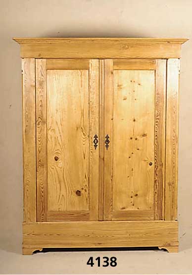 Kleiderschrank, sÜddeutsch, um 1860, ausge- suchtes Kernholz, Maserungen aufeinander be- zogen, lebendiges Bild, Front auf Rahmen ge- arbeitet, ...