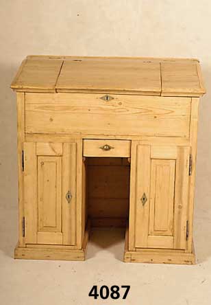 SchrÄgklappenpult, sÜddeutsch, um 1860/70, Weichholz, Front z.T. auf Rahmen gearbeitet, aufklappbar, mit reicher Inneneinrichtung, Schubladen ...