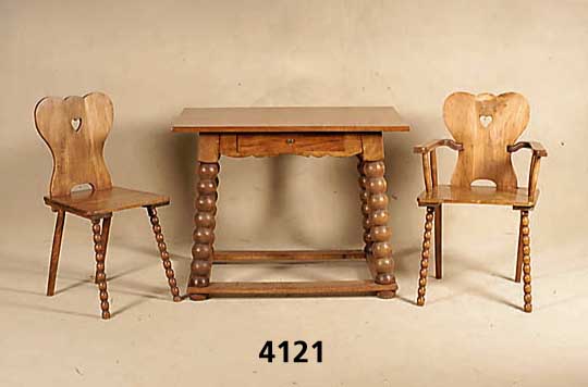 Sitzgruppe, wohl Steiermark, nach altem Vor- bild, bestehend aus Tisch, 6 StÜhle, davon 2 mit Armlehnen, Beine mit reicher Drechselar- beit, ...