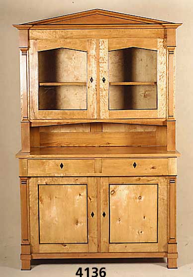 Aufsatzschrank, nach dem Vorbild von 1830/40. Korpus z.T. aus altem Holz bzw. aus Älterem Zusammenhang (1830-1870), aufwendig umgebaut und ...