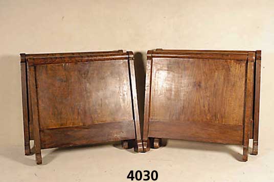 2 Biedermeierbetten, sÜddeutsch, um 1825/30, Korpus Weichholz, Nußbaum massiv, Wurzelnuß- furnier gespiegelt, schÖnes Furnierbild, Seitenteile ...