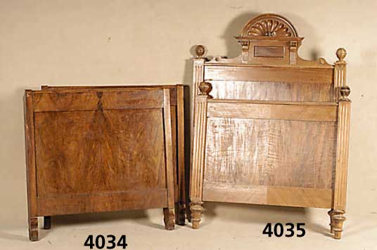 GrÜnderzeitbett, sÜddeutsch, 1890/1900, Korpus Weichholz/Hartholz, Nußbaum- bzw. Wurzelnußfurnier gespiegelt, auf Rahmen gear- beitet, Aufsatz ...