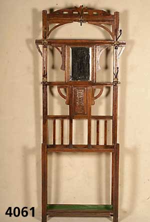 Gaderobe, wohl deutsch, um 1900, Jugendstil, Eiche massiv, braun gebeizt, reiche Druch- brucharbeit und vielfach kanneliert, 5 origi- nal ...