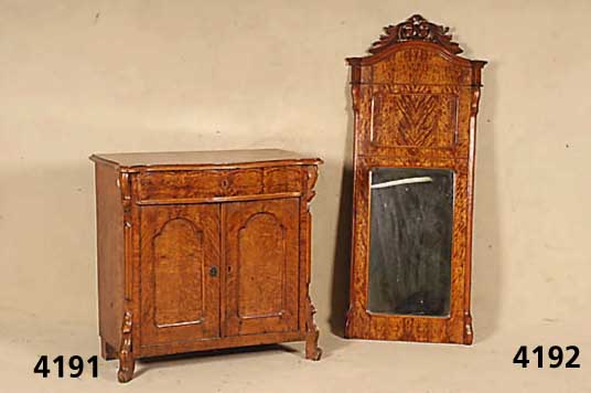 Spiegel, mitteldeutsch/wohl Berlin, um 1835/45 , Korpus Weichholz, Birkewurzelfurnier ge- spiegelt, Kanten abgeflacht, aufgesetzte Zier- leisten, ...