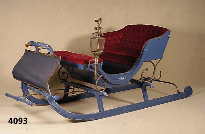 Pferdeschlitten, sÜddeutsch um 1850/60, Buche massiv bzw. Weichholz, blau-weiß gefaßt, Grundkonstruktion Eisen, Schutzschild mit ...