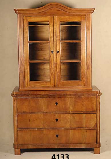 3-schÜbige Biedermeierkommode, sÜddeutsch, um 1930, Korpus Weichholz, Furnier in Kirsch- baum, Birne und Obstholz, 4-fach gespiegelt, ...