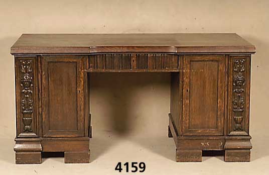 Schreibtisch, deutsch um 1908/12, Korpus Weichholz/Hartholz, Front auf Rahmen gearbeitet mit aufgesetzter Schnitzerei, Blumen und Rocaillen in ...