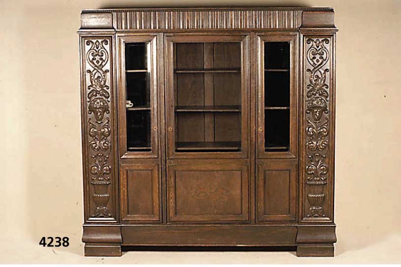 BÜcherschrank, deutsch, Jugendstil 1908/12, Korpus massiv Eiche und Weichholz, Front auf Rahmen gearbeitet, Lisenen mit aufgesetzten Blumen, ...