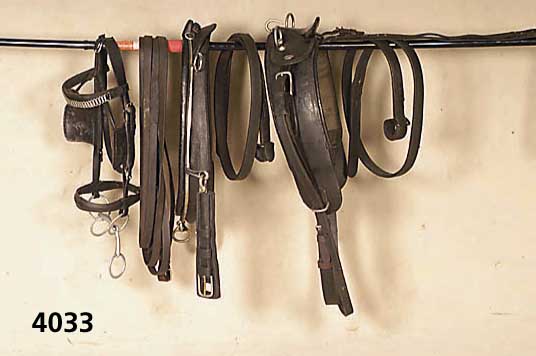 Engl. Kutschengeschirr fÜr 1 Pferd, Halfter mit gebrochenem Gebiss und Leinen, Kummet mit ZugstrÄngen, Kammdeckel mit LeinenfÜhrung und ...