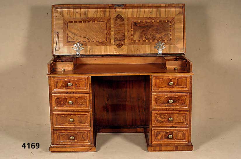 Klappschreibtisch, deutsch um 1770, Korpus Weichholz, aufgesetzte Leisten, Nußbaumwurzel furnier z.T. gespiegelt, Deckel und Bandelwerk in ...