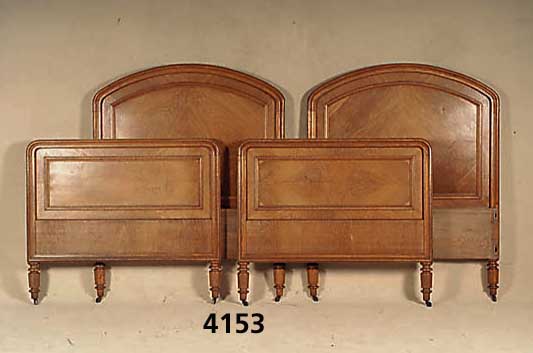 Bett, deutsch, um 1895/1910, auf Rahmen ge- arbeitet, Eiche massiv, Eichefurnier, Wurzel- holz, Leisten 3- bzw. 4-fach getreppt, sehr stabil, ...