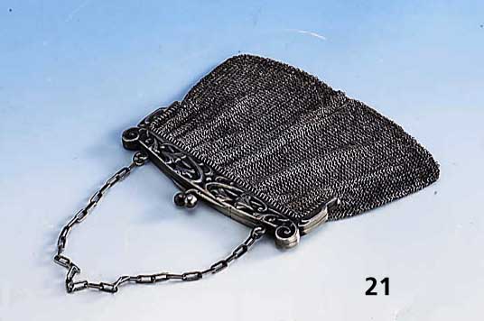 Abendtasche, Frankreich um 1900, 800er Silber, Gingkoblattdekor, reiner Jugendstil, schwere massive Ausf., ca. 12.5 x 12.5 cm, ca. 195 g
