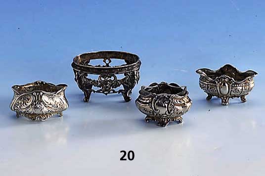 Konvolut 4 SalzschÄlchen, Frankreich um 1860-1900, Silber, 3 GlaseinsÄtze, schÖnes reiches Konvolut, besch., GlaseinsÄtze best., verbogen, L. ...