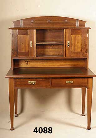 Jugendstilschreibtisch, deutsch, um 1900/05, Nussbaum auf Mahagoni gebeitzt, z. T. auf Rahmen gearbeitet, original BeschlÄge, grÜne ...