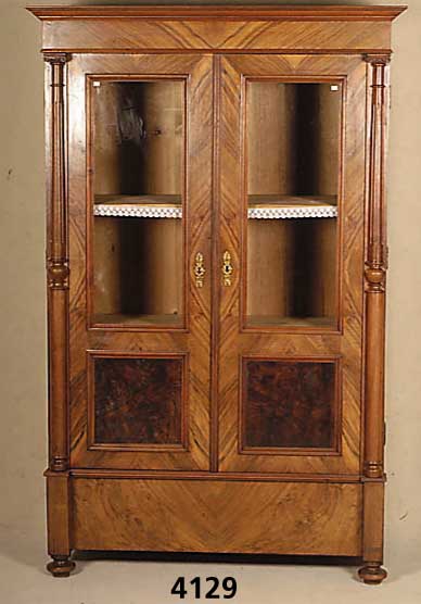 WÄscheschrank/Vitrinenschrank, GrÜnderzeit 1880/90, Korpus Weichholz, Front auf Rahmen gearbeitet, Wurzelnussfurnier, gespiegelt, 3/4 SÄulen aus ...