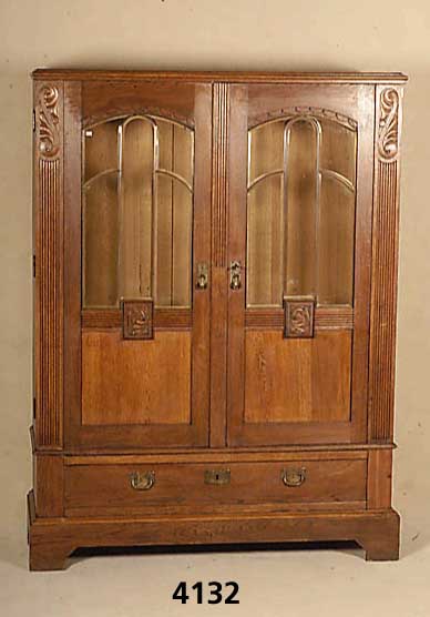 BÜcherschrank, deutsch, um 1905, Eiche massiv, Eichefurnier, auf Rahmen gearbeitet, sparsame Blatt- und Bogenverzierungen, Lisenen 8-fach gerillt, ...