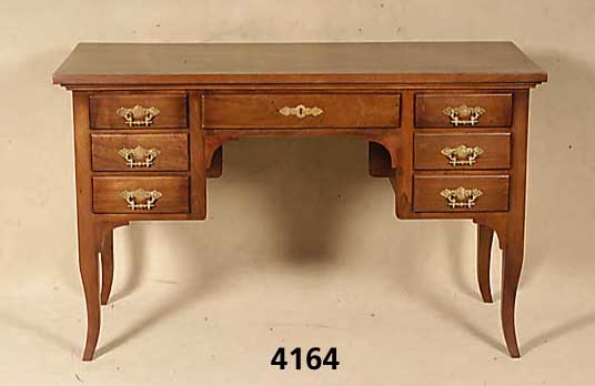 Schreibtisch im engl. Kolonialstil, nach dem Vorbild von 1880/90, neuwertig, Korpus Weichholz z.T. massiv, Front auf Rahmen gearbeitet, ...
