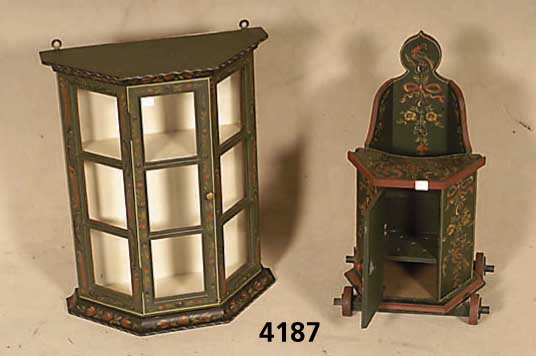 VitrinenhÄngeschrank und Pfeifenkasten, sÜddeutsch, nach altem Vorbild von 1850, Weichholz, grÜngrundig und bunt gefaßt mit Blumen und ...