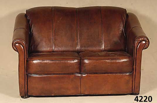 Zweisitzer Sofa, England um 1930, Gestell Holz, Lederbezug z.T. abgenÄht, in sich leicht geschweift, Gebrauchsspuren, wohnfertig, sehr bequem, ...