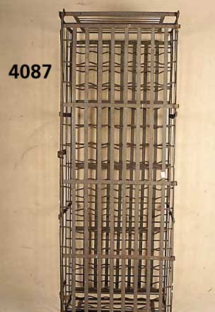 Weinregal, deutsch, um 1900/10, Eisen, ver- nietet, aufwendige Handarbeit, TÜr fÜr HÄnge- schloß gebaut, grau gestrichen, leicht korro- diert, ...