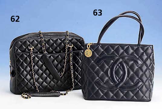 CHANEL-Tasche, dunkelblaues Leder, abgesteppte Rauten, großes CC-Zeichen, rÜcks. Außeneinstecktasche RV m. verg. CC- Plakette als Zipper, 2 ...
