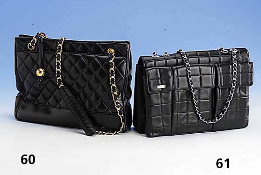CHANEL-Tasche, schwarzes Leder, abge- steppte Rauten, beids. Außeneinstecktasche, Druckknopfverschluß, 2 UmhÄngeriemen, AuthentizitÄtskarte ...
