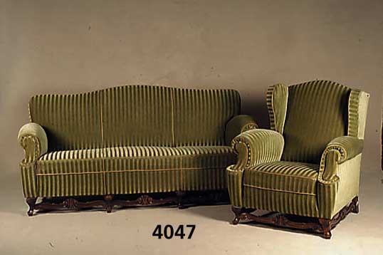 Sitzgruppe, deutsch, bestehend aus Sofa und 1 Sessel sowie 1 Ohrenbackensessel, Schauteile Nußbaum massiv, im Stil des Chippendale, Be- zug in ...