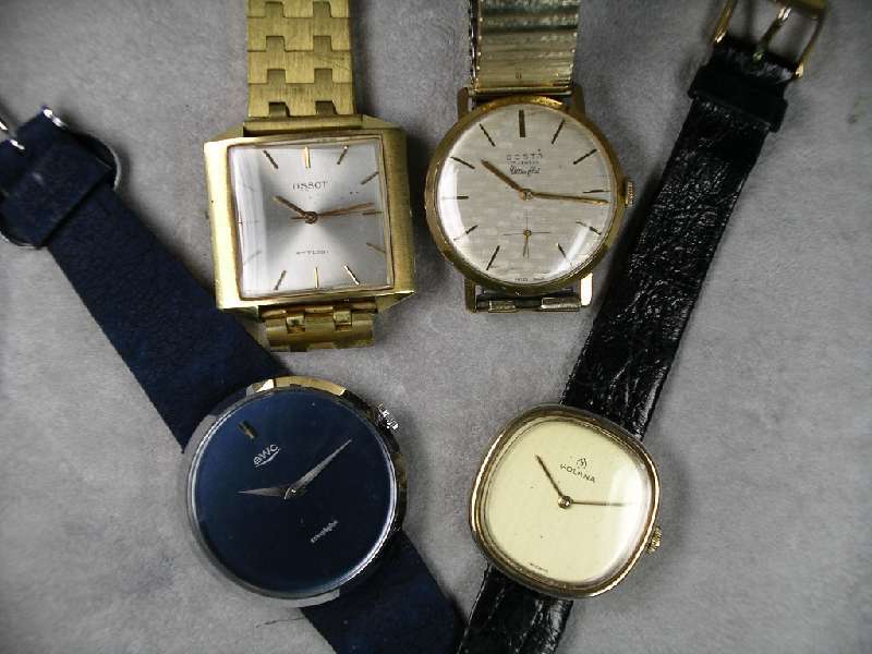 Konvolut: 4 Herrenarmbanduhren, Schweiz 1968 -1972, alle Handaufzugkal. bekannter Ferti- gungsmarken, 1x Tissot Stylist, Kal. 781/1, 1x Desta, mit ...