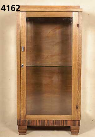 Vitrine, Frankreich, 30er Jahre, Buche mas- siv, Nußbaum- und Palisanderfurnier, z.T. auf Rahmen gearbeitet, Glas im Facettschliff, strenges ...